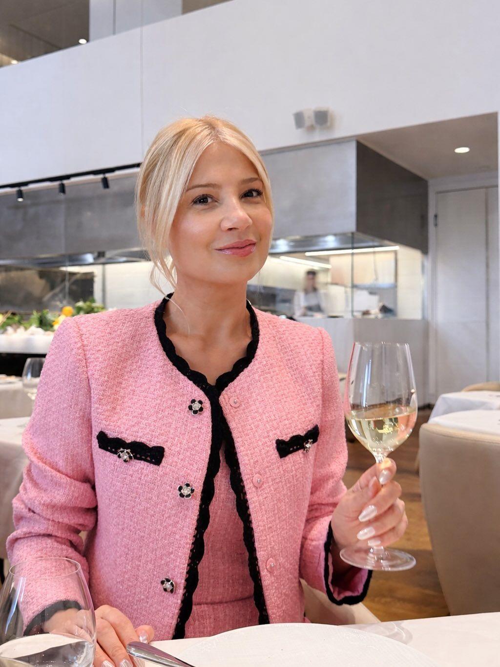 Η Φαίη Σκορδά με το ροζ φόρεμα/ Φωτογραφία: Instagram/ @fayskorda 