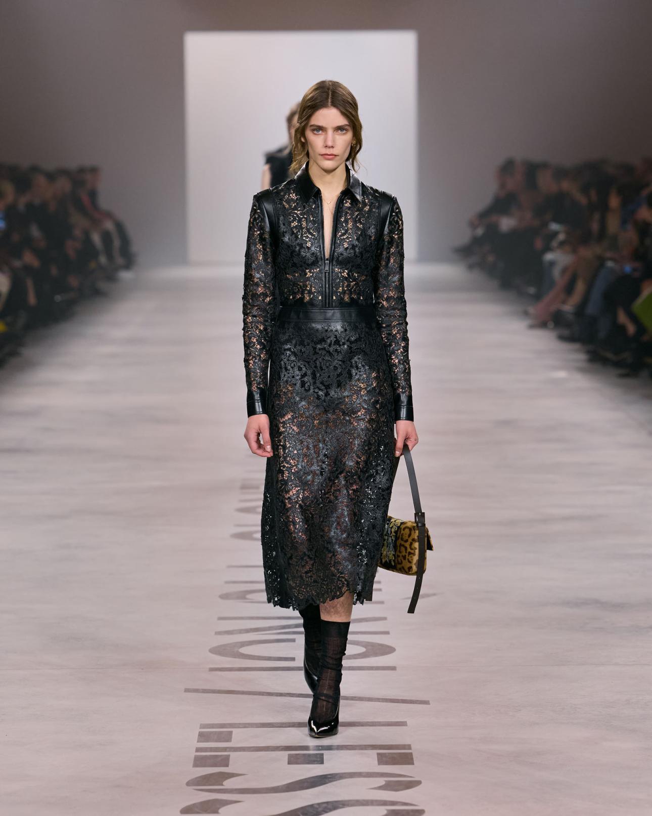 Το φόρεμα όπως το έδειξε ο οίκος Fendi για το FW '26/'27 σόου. Φωτογραφία ©Fendi