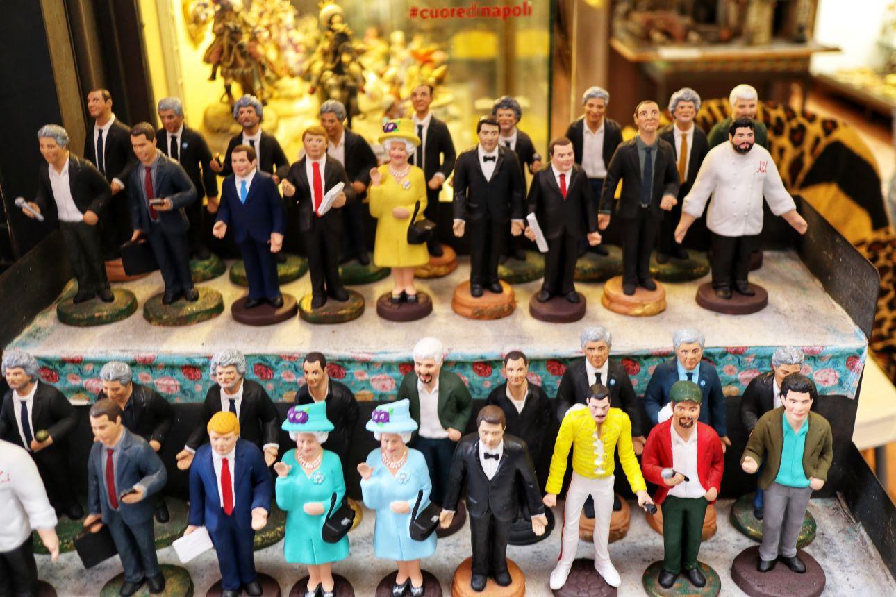 Χειροποίητα φιγουρίνια διάσημων προσωπικοτήτων που μπορεί να προσθέσει κανείς στη φάτνη του/ Φωτογραφία: Shutterstock