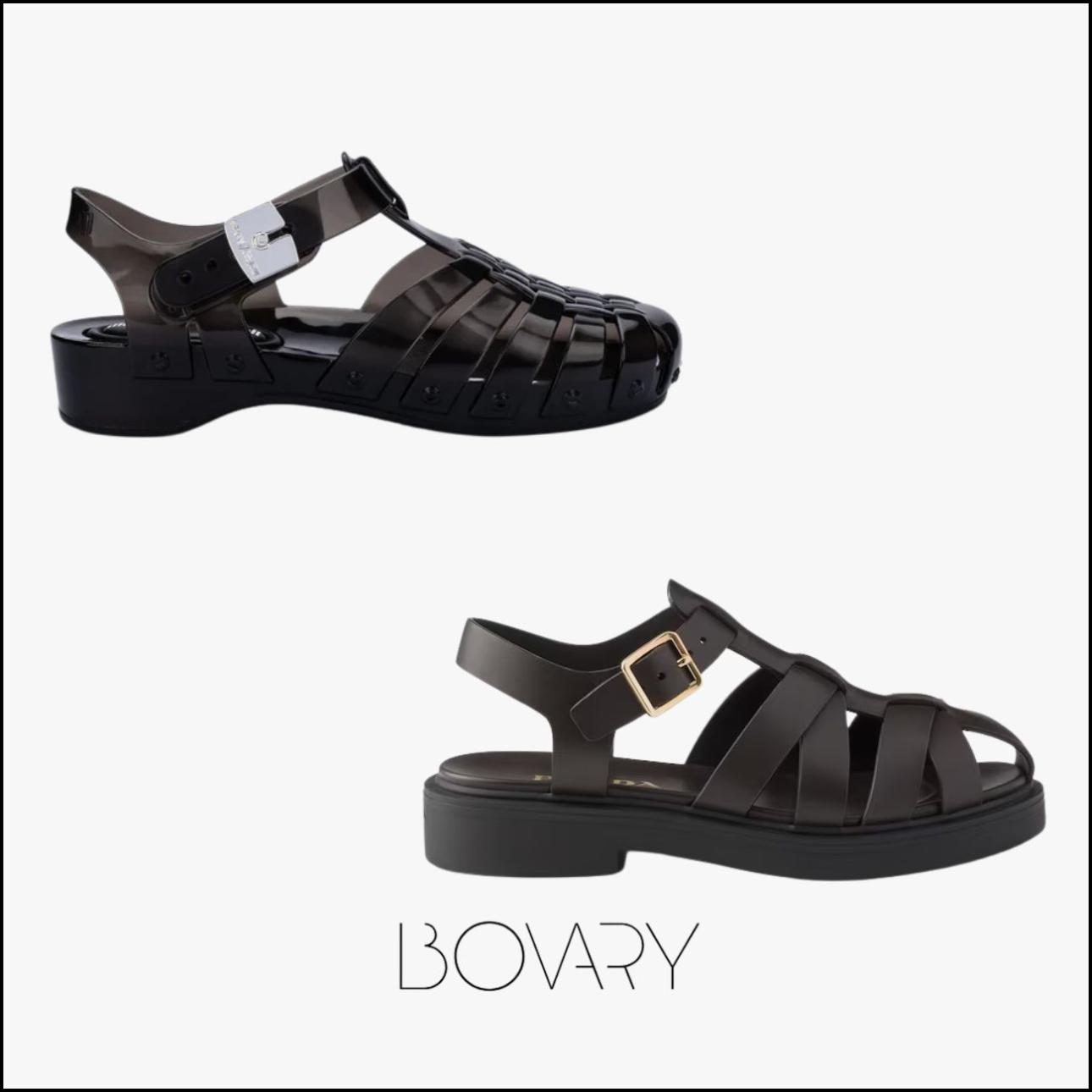 Πλαστικοποιημένα σανδάλια, €129, Melissa x Scholl, eu.melissa.com και δερμάτινα σανδάλια, €990, Prada, prada.com