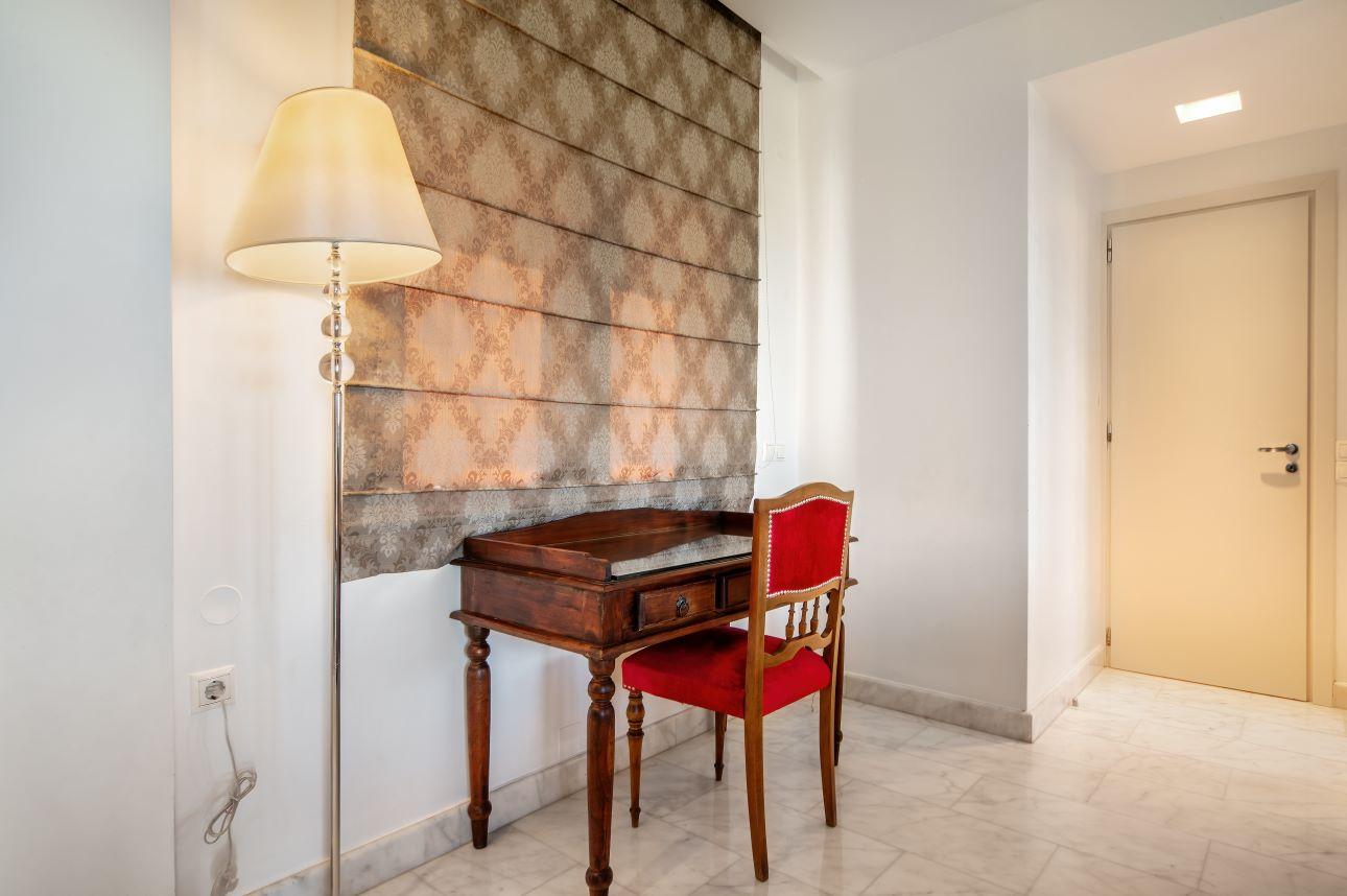 Φωτιστικό δαπέδου δίπλα σε γραφείο/ Φωτογραφία: Shutterstock