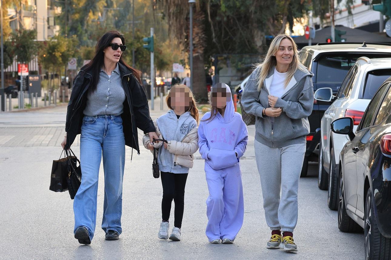 Η Φλορίντα Πετρουτσέλι και η Ελεονώρα Μελέτη με τις κόρες τους/ NDP Photo Agency