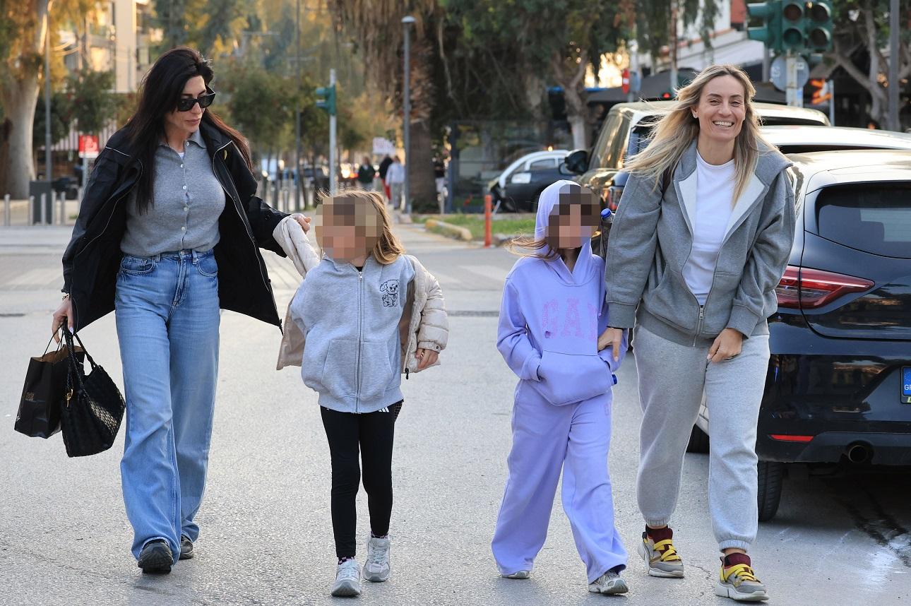 Η Φλορίντα Πετρουτσέλι και η Ελεονώρα Μελέτη με τις κόρες τους/ NDP Photo Agency