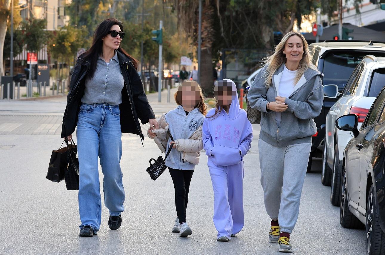 Η Φλορίντα Πετρουτσέλι και η Ελεονώρα Μελέτη με τις κόρες τους/ NDP Photo Agency