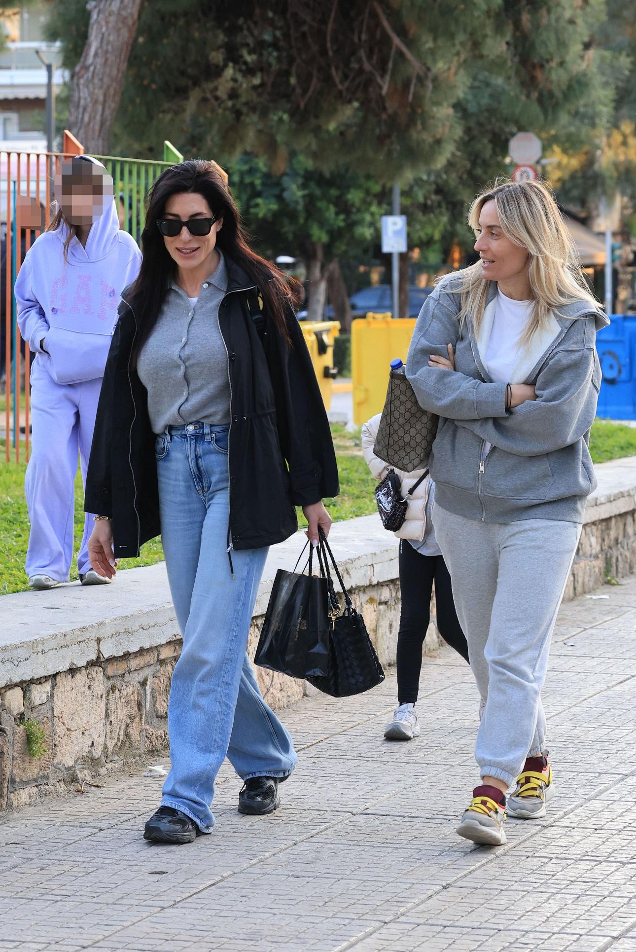 Η Φλορίντα Πετρουτσέλι και η Ελεονώρα Μελέτη με τις κόρες τους/ NDP Photo Agency