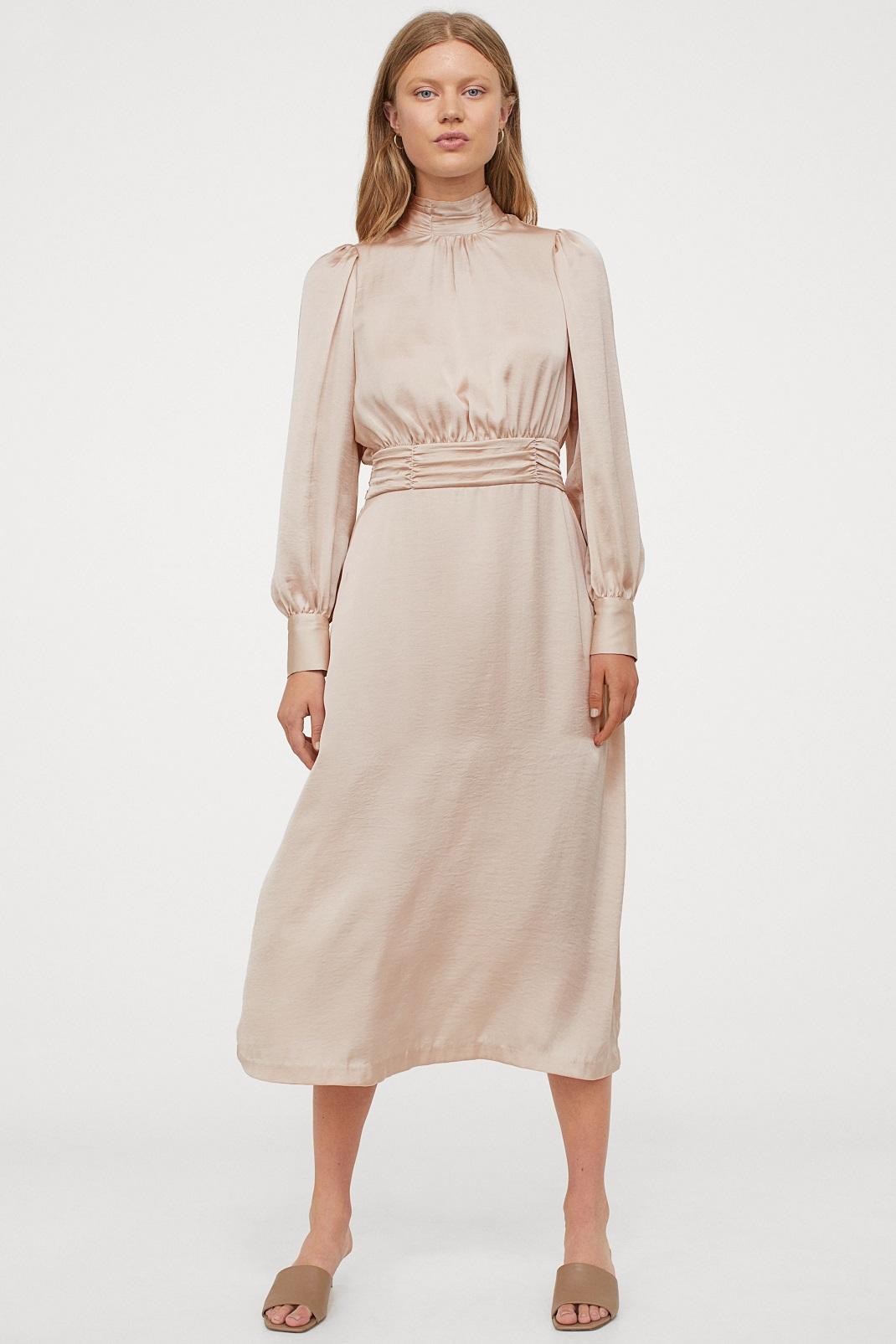 μοντέλο με φόρεμα από τα h&m
