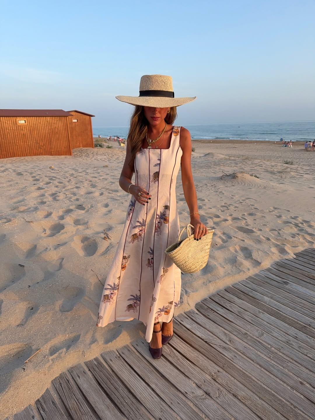 Φόρεμα και καπέλο στην παραλία/Φωτογραφία: Instagram/ irenerojorm 