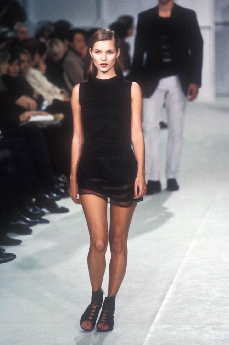 Η Κέιτ Μος σε επίδειξη του Helmut Lang SS 1997