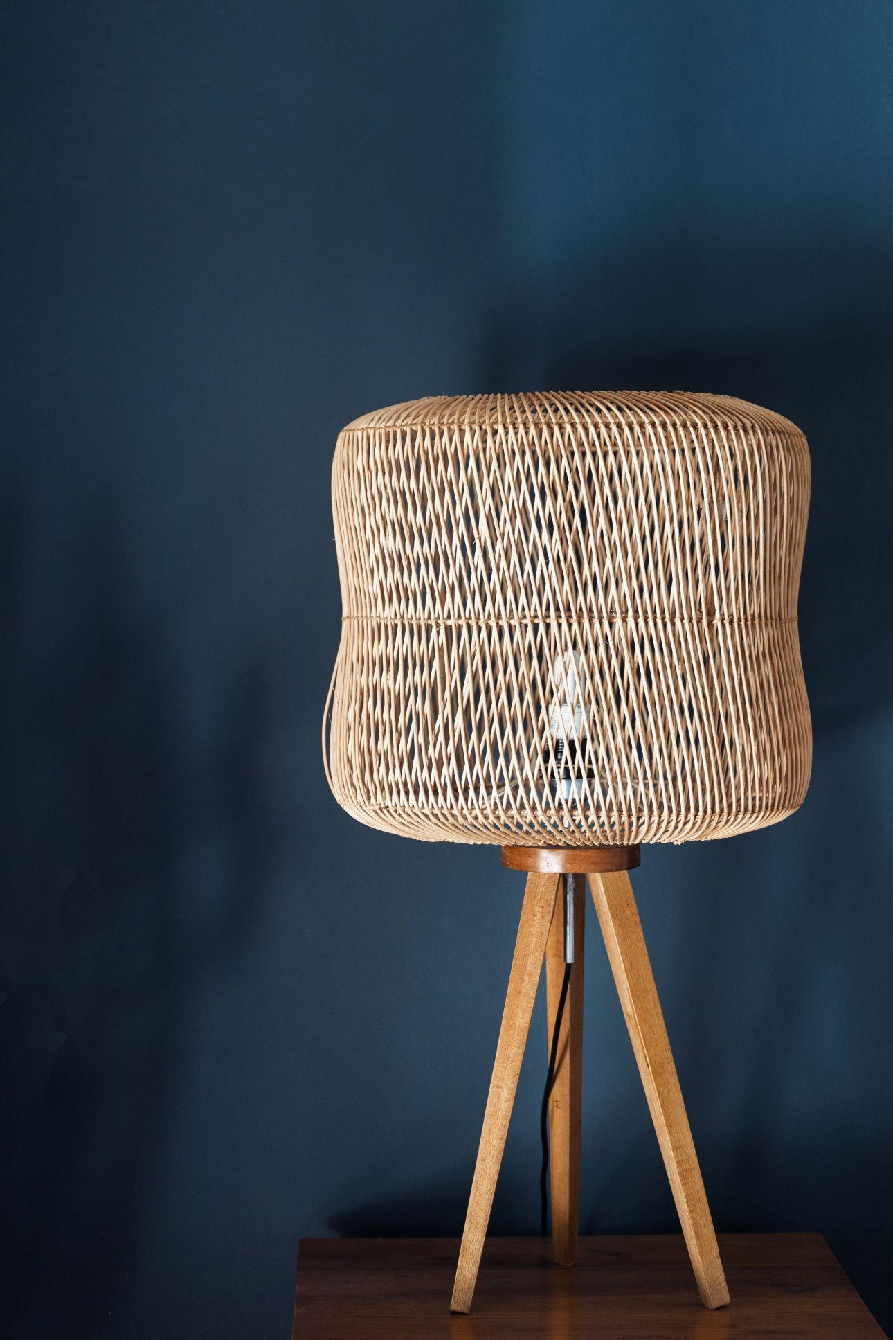 Φωτιστικό δαπέδου με ψάθινο καπέλο/ Φωτογραφία: Shutterstock