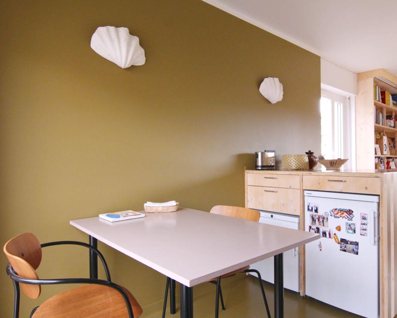 Με ύψος διαμερίσματος περίπου 2,5 μέτρα, επιλέχθηκαν φωτιστικά τοίχου που κατευθύνουν το φως προς τα πάνω/ Φωτογραφία: Instagram/ @petitjour.architecture 