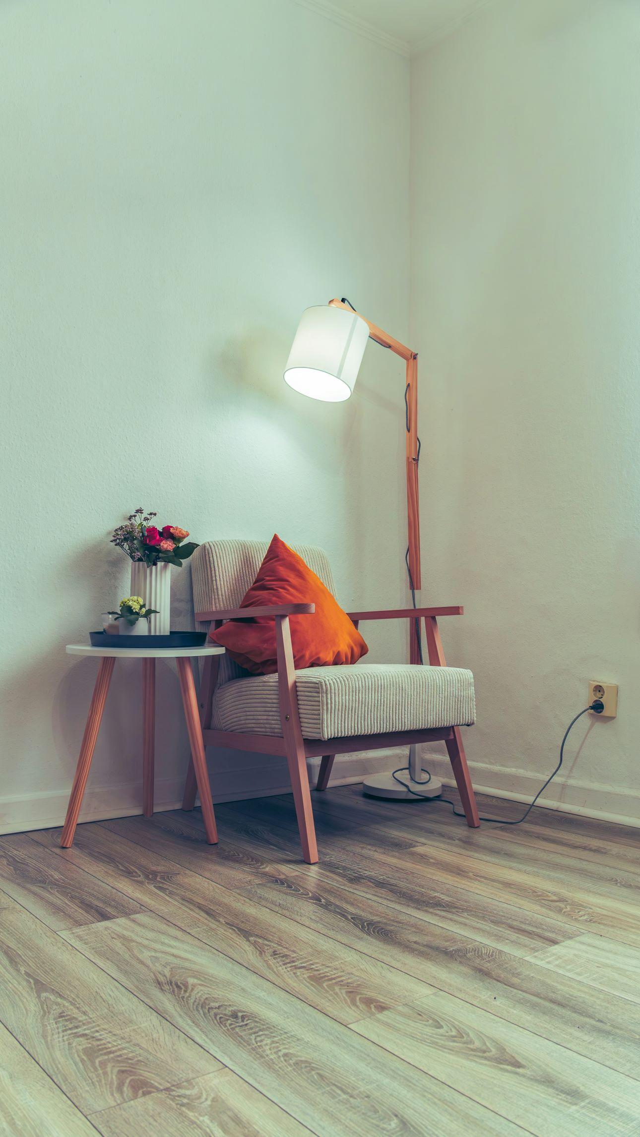 Ενα επιδαπέδιο φωτιστικό ταιριάζει πολύ καλά σε μια γωνιά ανάγνωσης/ Φωτογραφία: Unsplash