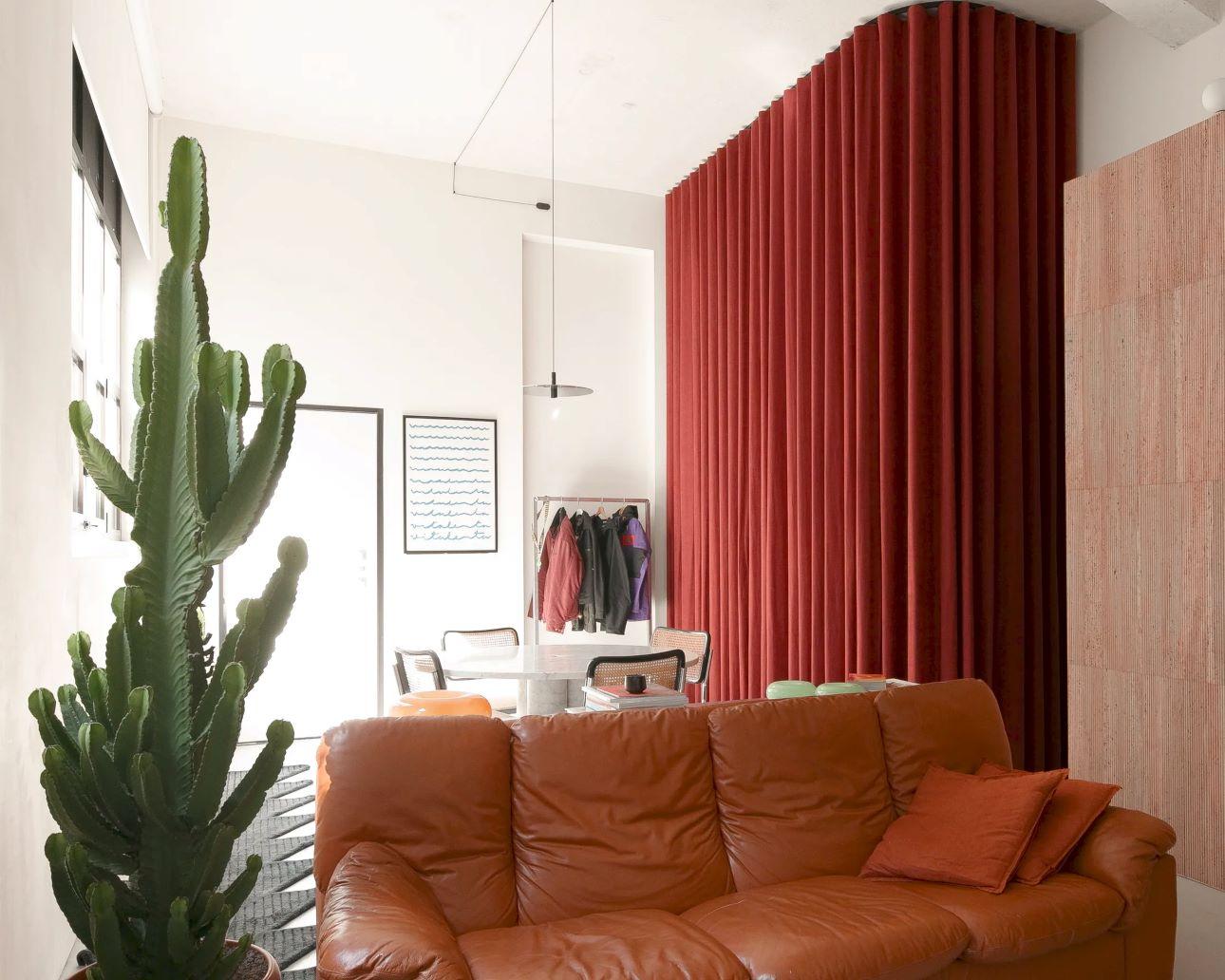 Αντί να κρύψουν το καλώδιο ενός φωτιστικού, οι σχεδιαστές το μετέτρεψαν σε διακοσμητικό στοιχείο/ Φωτογραφία: Atelierzero 