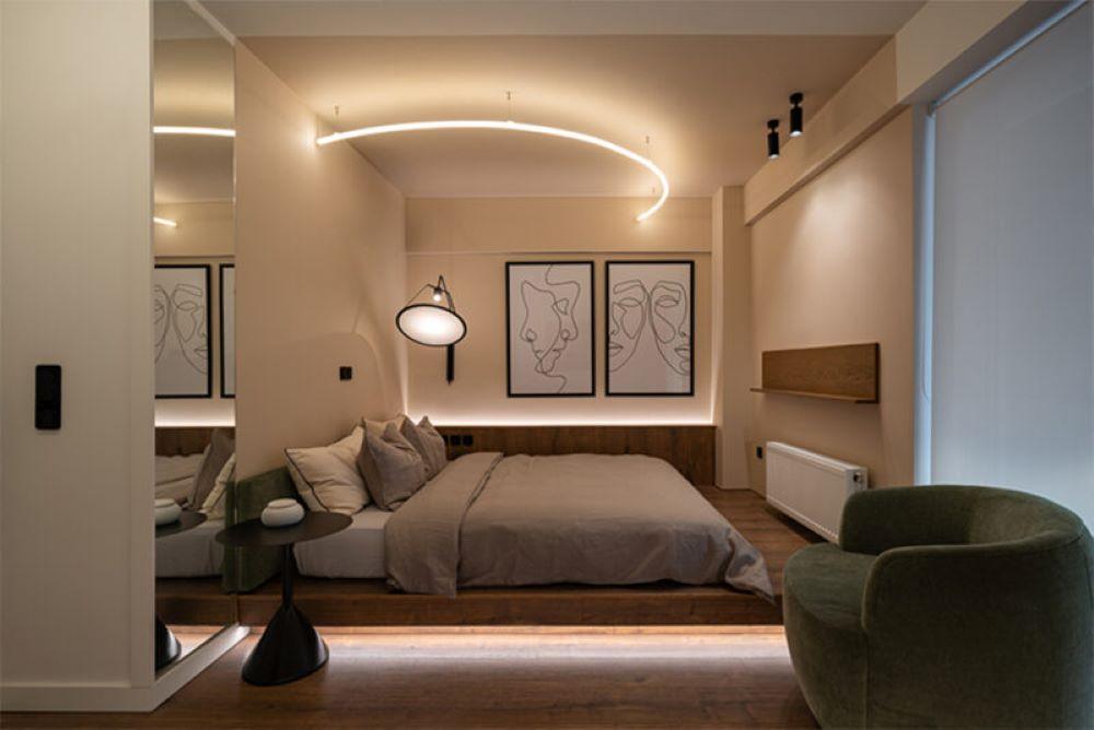 Το Floating Lights που έχει σχεδιάσει το Archzone εκμεταλλεύεται στο έπακρο τη δυναμική του σχεδιασμού του φωτισμού/ Φωτογραφία: Γαβριήλ Παπαδιώτης