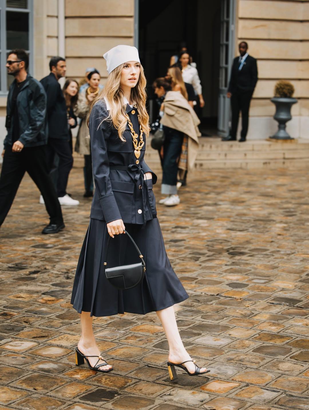 Η Zita D'Hauteville μπλε μπλε μίντι φούστα/Φωτογραφία: Instagram/zitadhauteville 