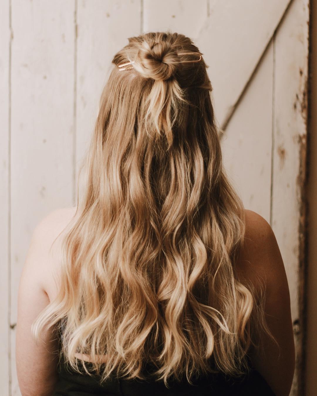 Mπορείτε να πιάσετε τα μισά μαλλιά πάνω με French pin / Instagram @hairxjoe
