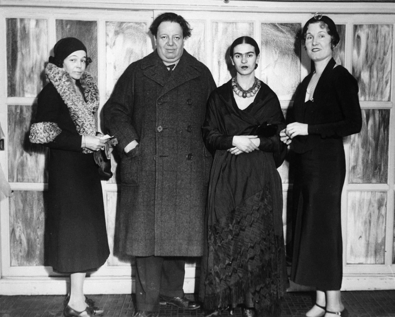 Στη μέση το ζευγάρι Ντιέγκο Ριβέρα και Φρίντα Κάλο/Φωτογραφία: AP Photo