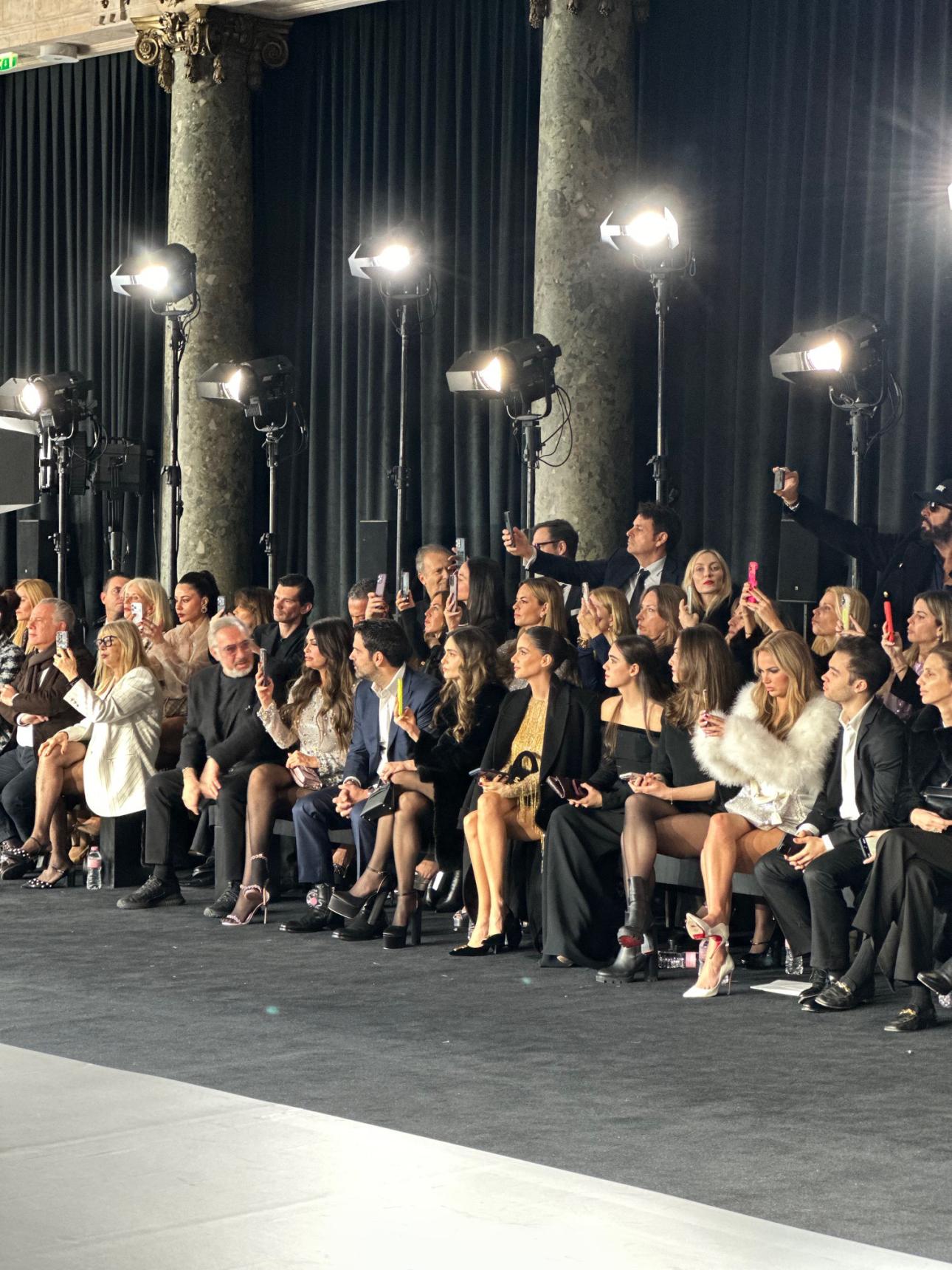 Η front row με οικογένεια και φίλους.