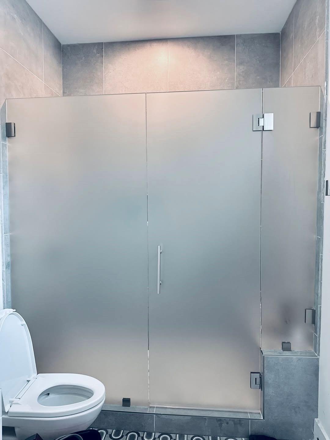 Φιμέ καμπίνα ντους/ Instagram/ @﻿showerdoorsofcharlotte 