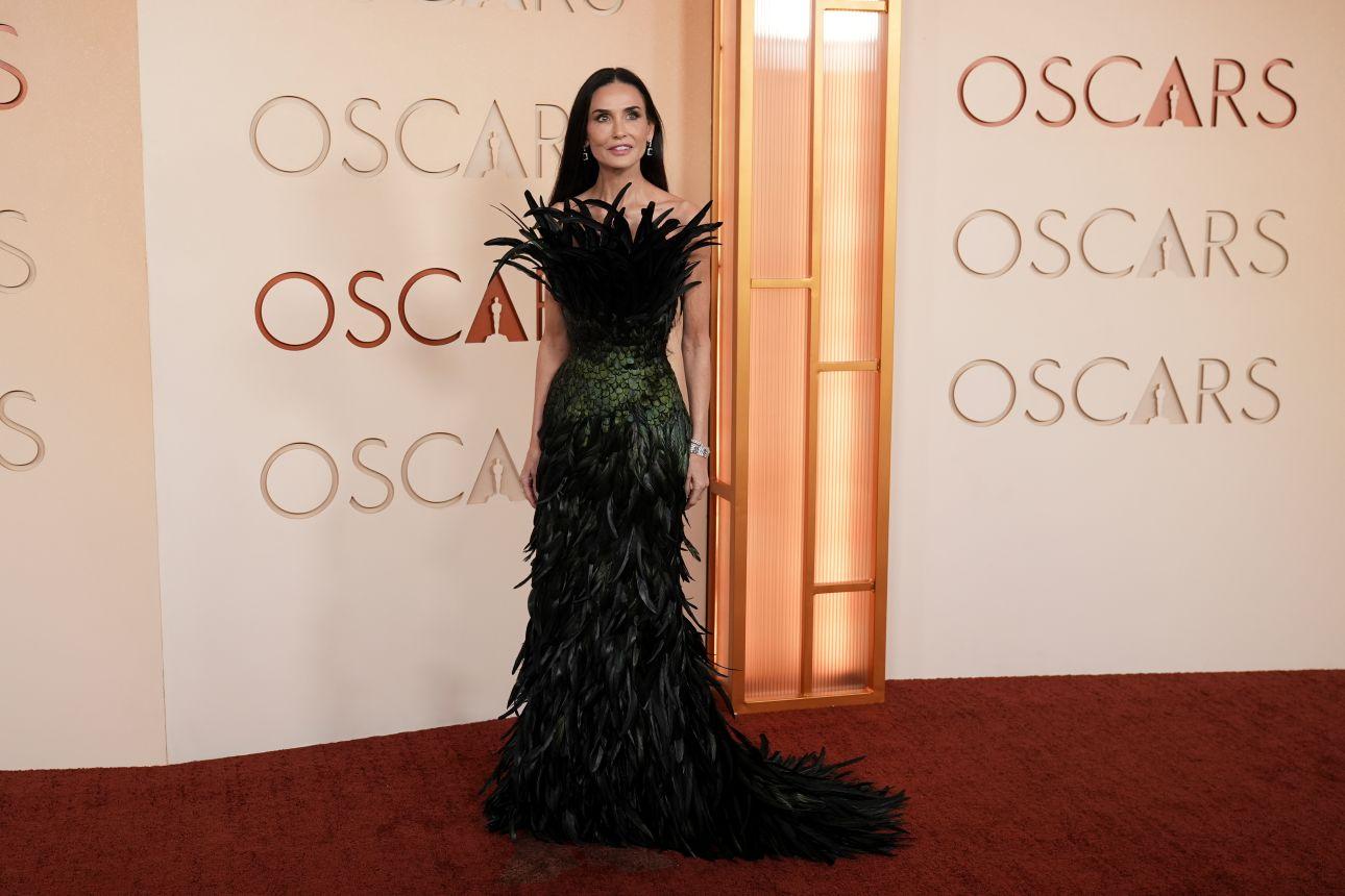 Η Ντέμι Μουρ με δημιουργία του οίκου Gucci/Photo: AP Images