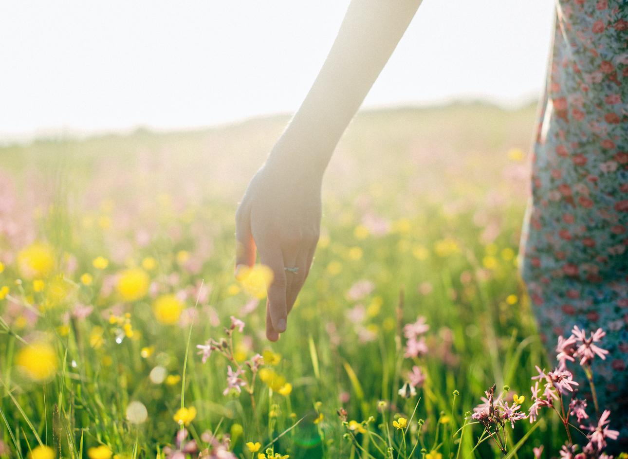 Οι κοντομάνικες μπλούζες και φορέματα το καλοκαίρι εκθέτουν τα χέρια μας όσο χρειάζεται για να παράξουμε πολύτιμη βιταμίνη D. (photo credit: Shutterstock)