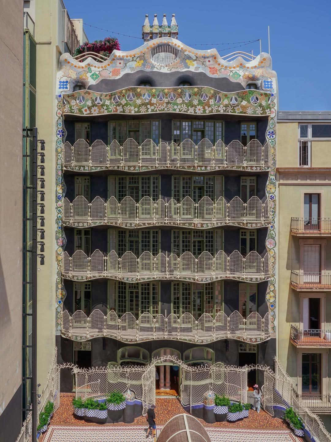 Άποψη της αποκατεστημένης Casa Battlo του Αντόνι Γκαουντί/ Φωτογραφία: Instagram/ @casabatllo
