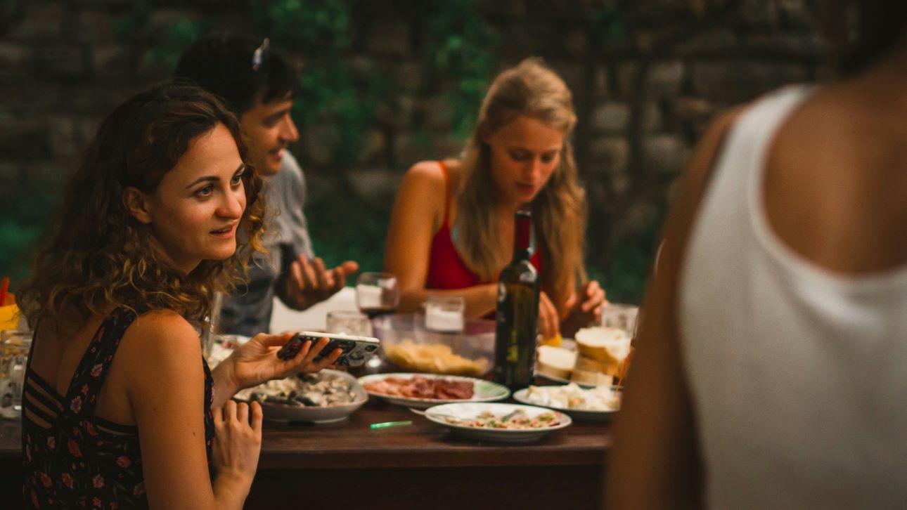 Το dinner party είναι η νέα εκδοχή της εξόδου για μια γενιά που αναζητά ουσία, αισθητική και αληθινή σύνδεση/ Φωτογραφία: Unsplash 