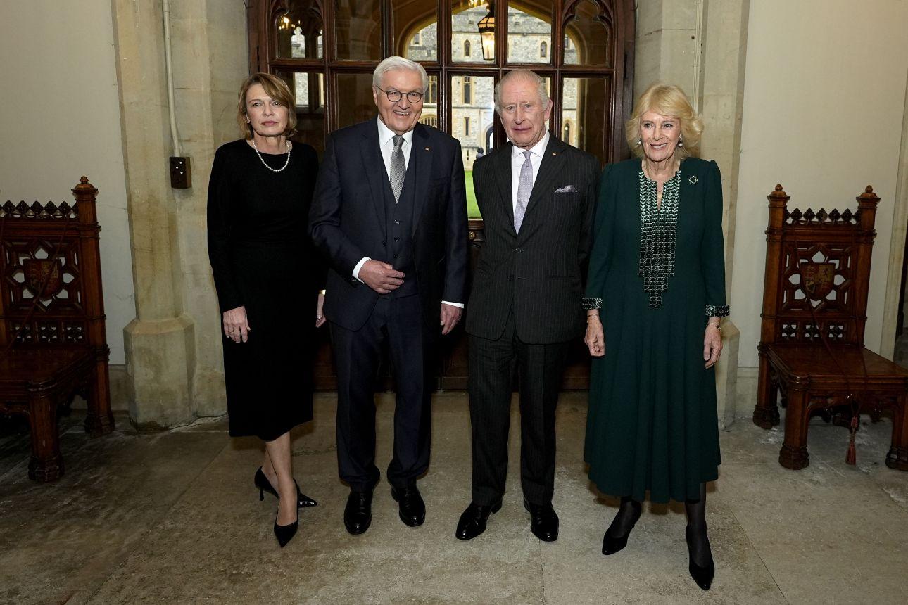 Ο βασιλιάς της Βρετανίας Κάρολος Γ', στο κέντρο δεξιά, και η βασίλισσα Καμίλα, δεξιά, αποχαιρετούν τον Γερμανό πρόεδρο Φρανκ-Βάλτερ Στάινμαϊερ και τη σύζυγό του Έλκε Μπίντενμπεντερ, στο κάστρο του Γουίντσορ, μια μέρα νωρίτερα/ Φωτογραφία: AP