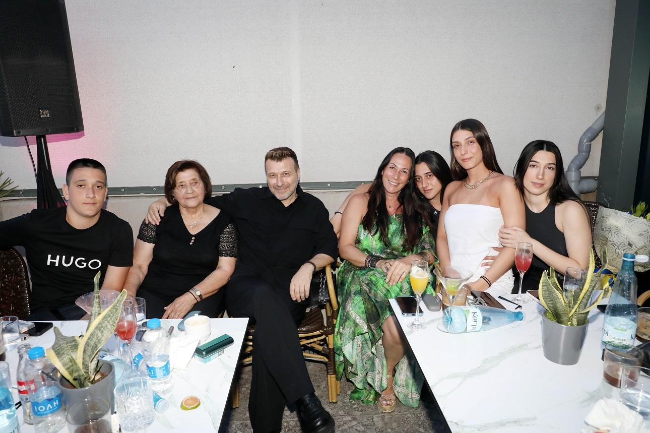 Ο Γιάννης Πλούταρχος με τη μητέρα του, Κατερίνα Κακοσαίου & τη σύζυγό του, Μαρία Παπαδοπούλου & τα παιδιά τους, Κωνσταντίνο, Ελεονώρα, Παναγιώτα, Κατερίνα/ NDP Photo Agency