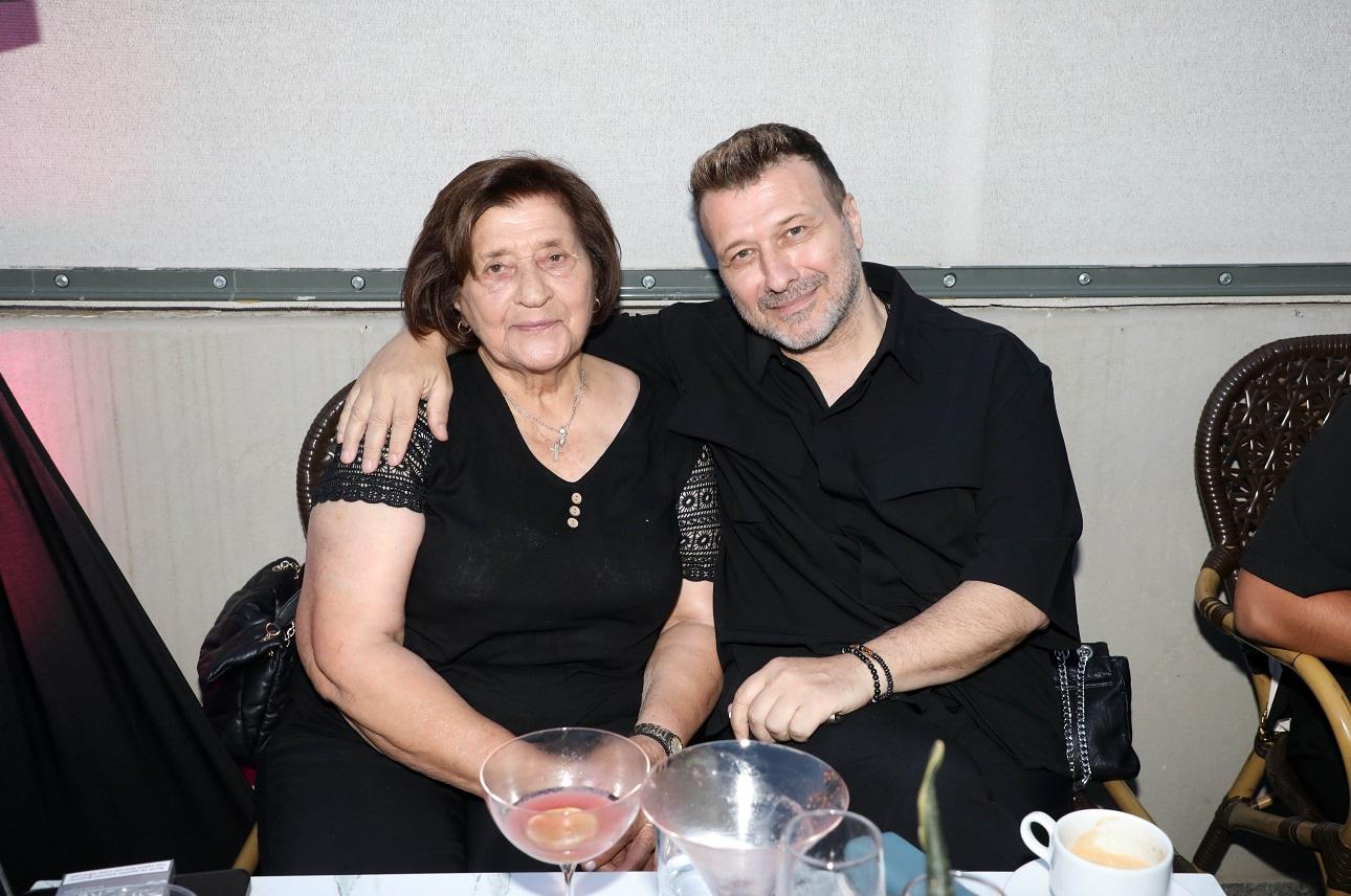 Γιάννης Πλούταρχος με τη μητέρα του, Κατερίνα Κακοσαίου/ NDP Photo Agency