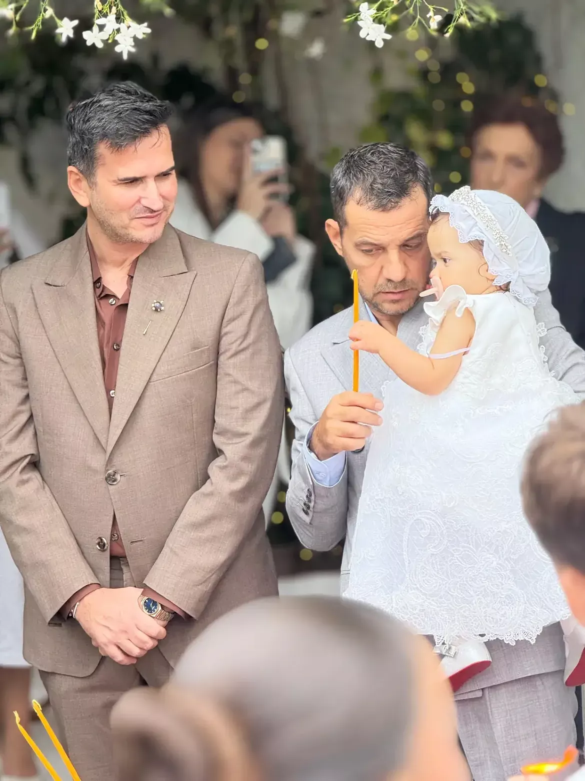 Ο Γιάννης Ράπτης κρατά αγκαλιά την κόρη του/ @giannisraptis