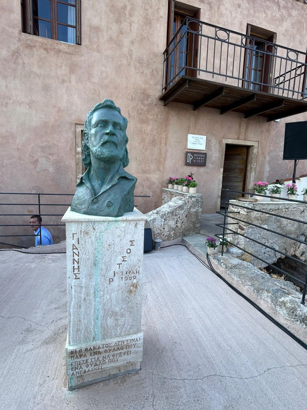  Το σπίτι του Γιάννη Ρίτσου, λίγα μόλις βήματα από την πύλη της Μονεμβασιάς. 