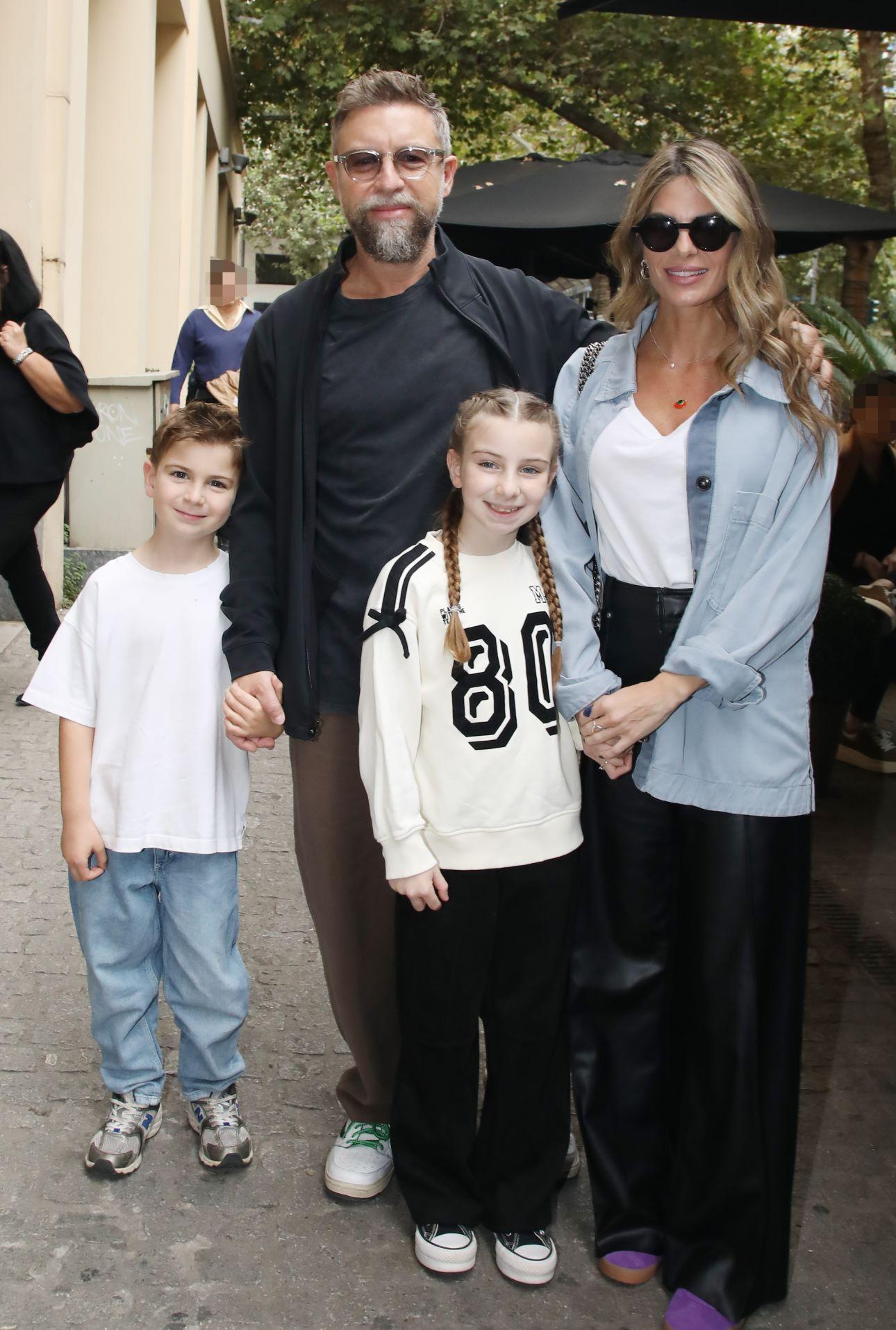 Ο Γιάννης Βαρδής με τη σύζυγό του, Νατάσα Σκαφίδα και τα παιδιά τους, Αντώνη και Κατερίνα/ Φωτογραφία: NDP Photo Agency