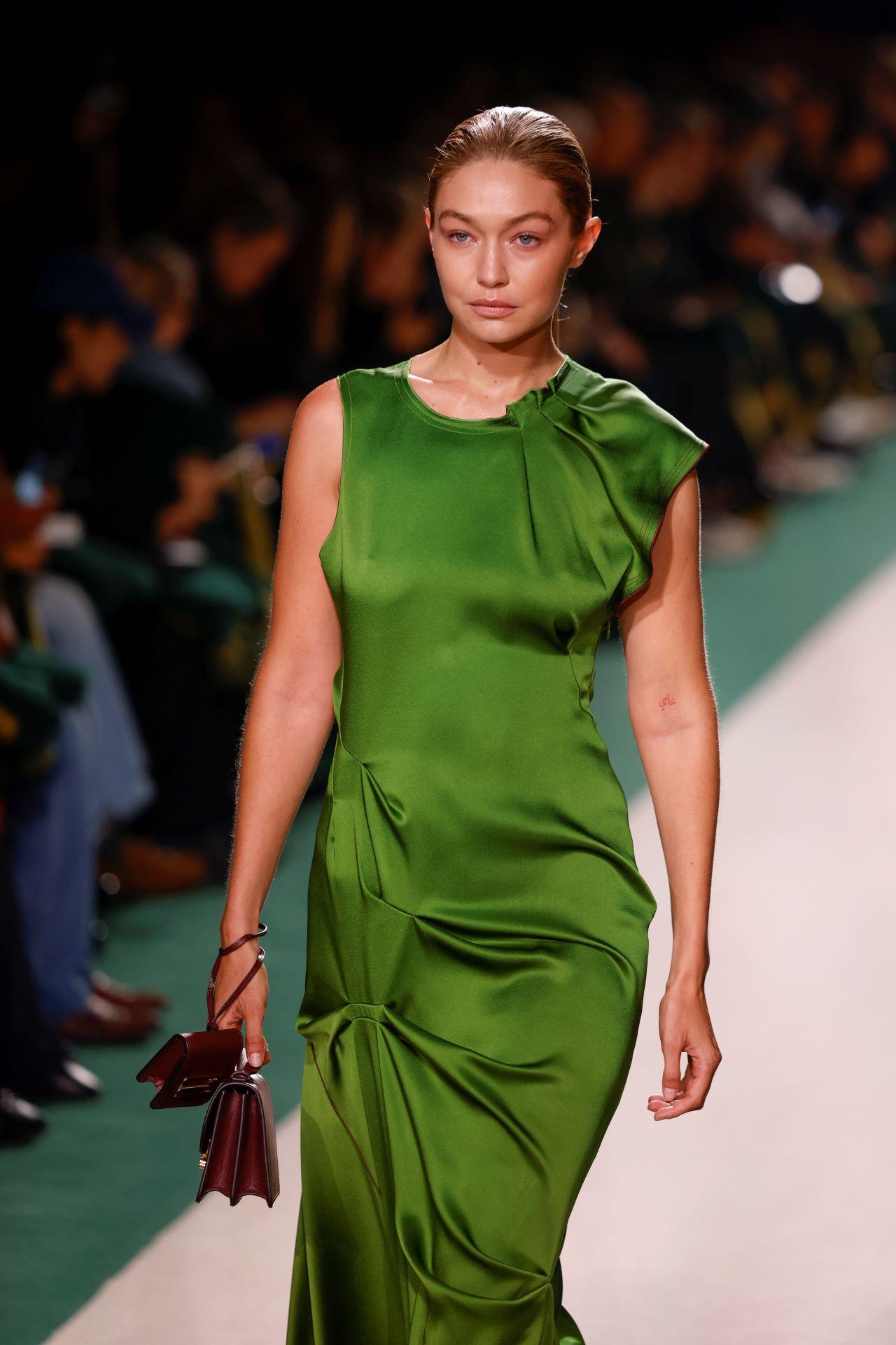 Η Τζίτζι Χαντίτ περπάτησε στο fashion show της Βικτόρια Μπέκαμ κλέβοντας τις εντυπώσεις