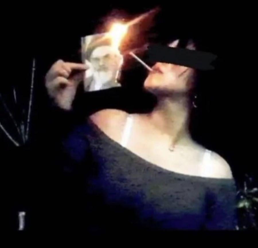 Ιρανή που ανάβει το τσιγάρο της καίγοντας φωτογραφία του Ιρανού ηγέτη Αλί Χανεμεΐ. Φωτογραφία: Instagram/ @irans.feminist.liberation 