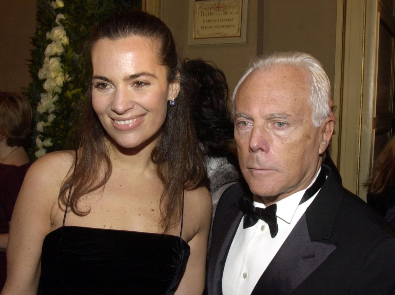 Ο Giorgio Armani με την ανιψιά του, Roberta Armani, στην άφιξή τους στην όπερα "Οθέλλος" του Giuseppe Verdi, η οποία άνοιξε τη σεζόν 2001/2002 της Σκάλας του Μιλάνου, στις 7 Δεκεμβρίου 2001.