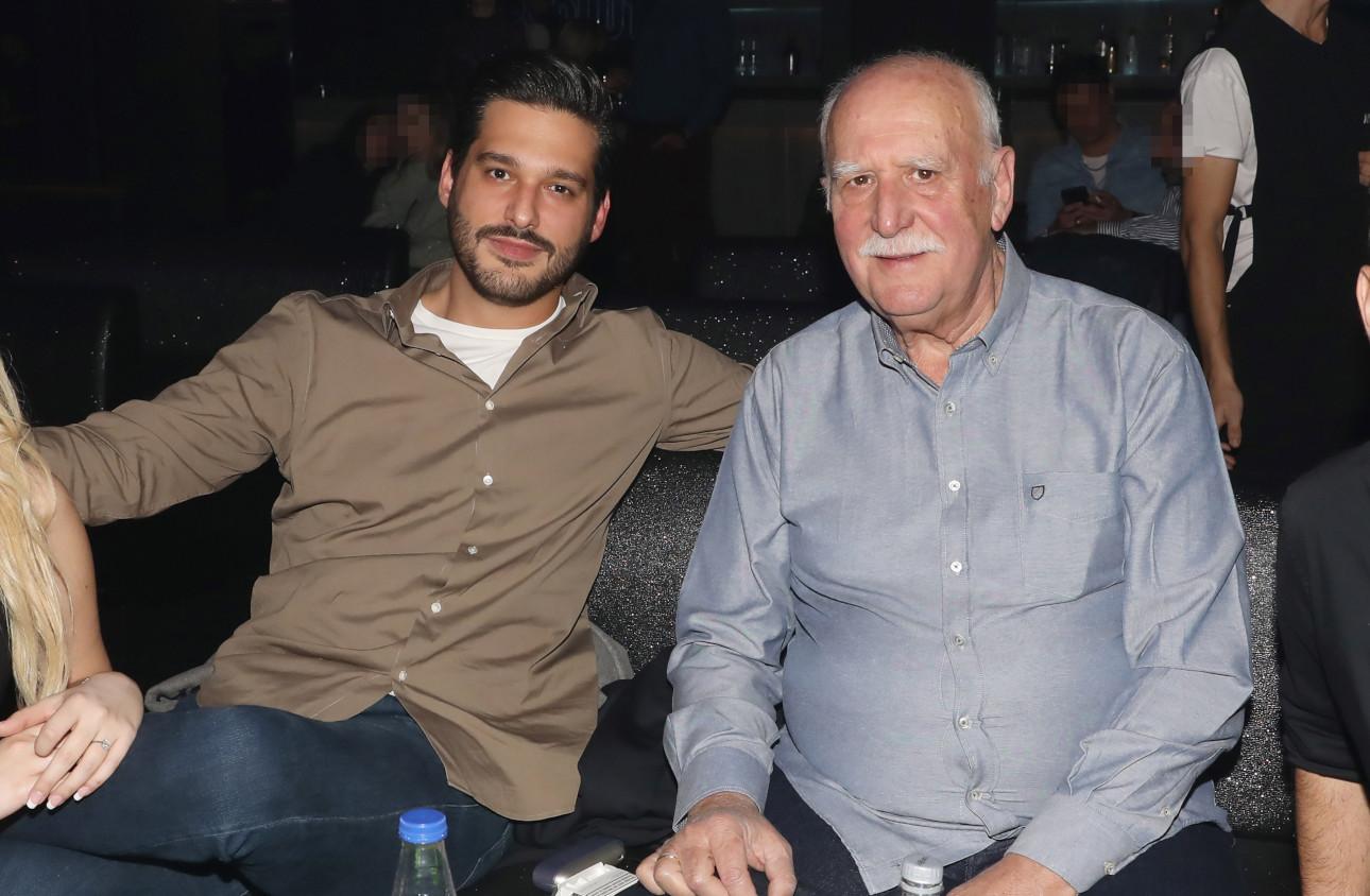 O Φοίβος Παπαδάκης με τον πατέρα του Γιώργο/Φωτογραφία: NDP