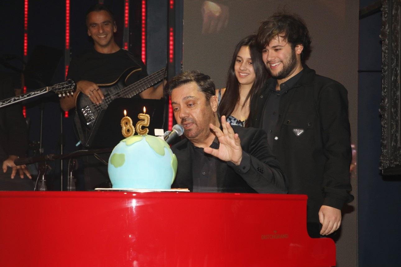 Ο Γιώργος Θεοφάνους με τα παιδιά του/ NDP Photo Agency