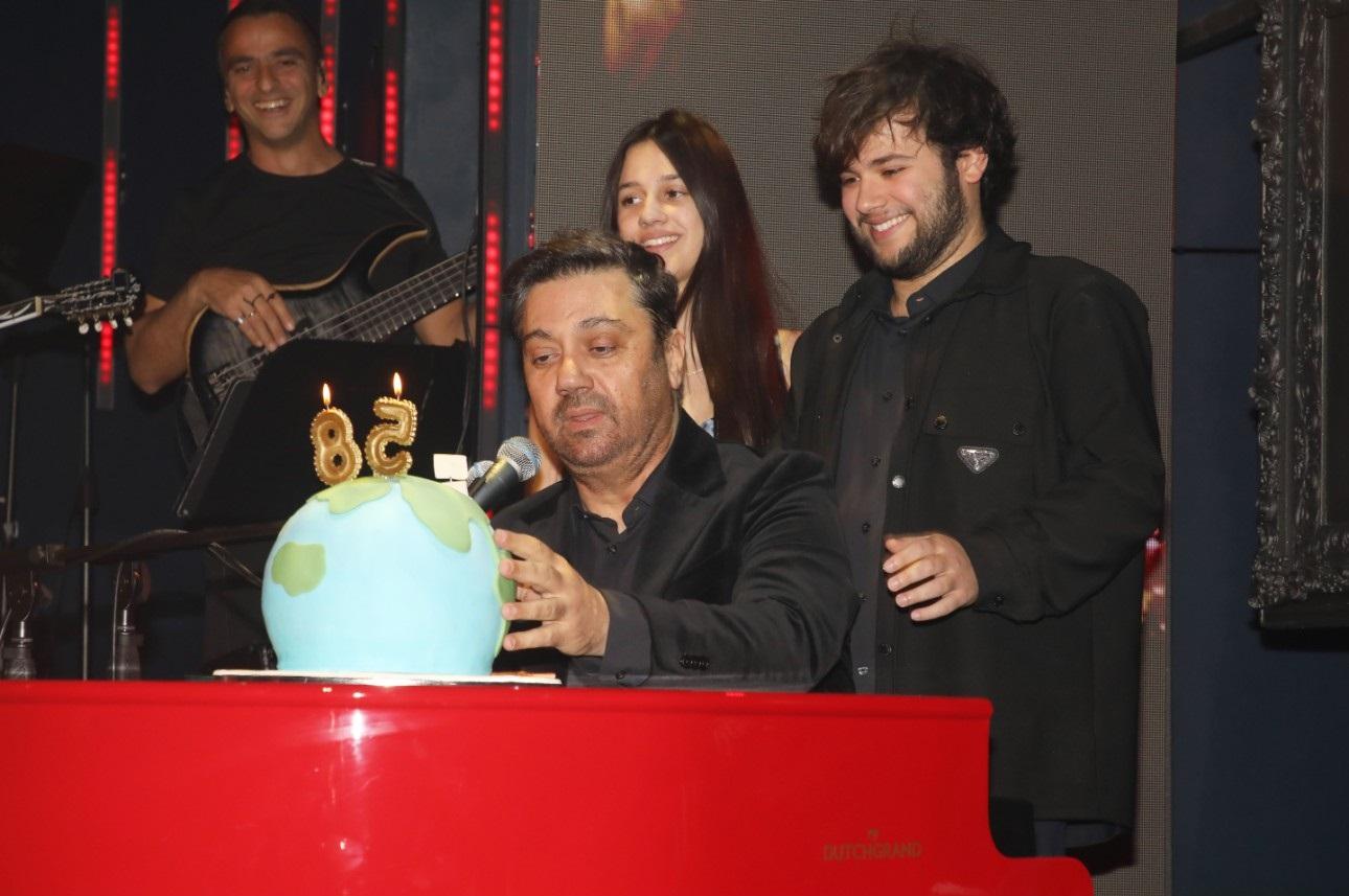 Ο Γιώργος Θεοφάνους με τα παιδιά του/ NDP Photo Agency