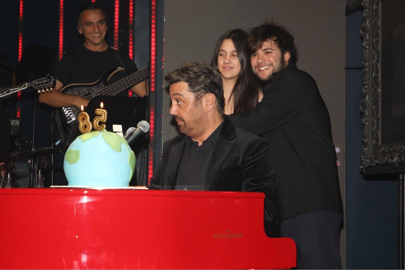 Ο Γιώργος Θεοφάνους με τα παιδιά του/ NDP Photo Agency