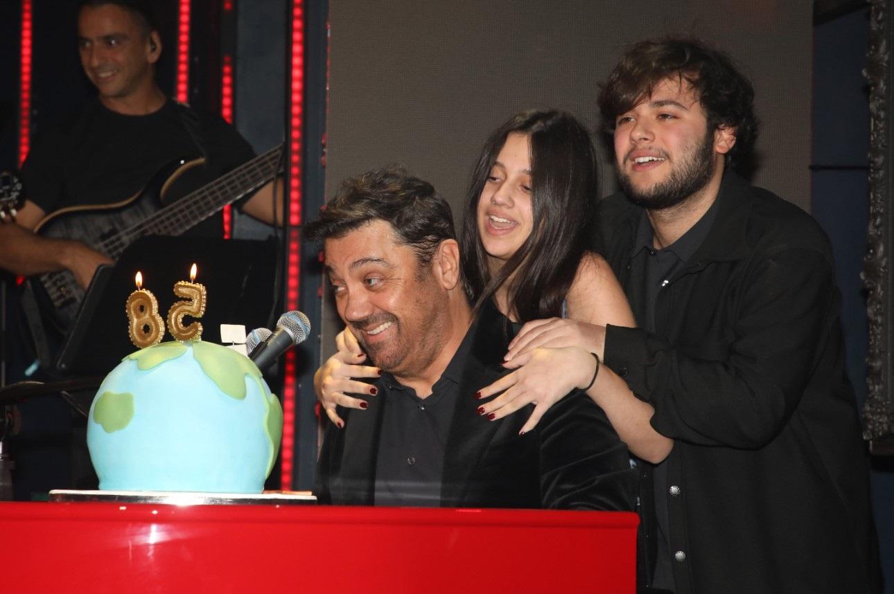 Ο Γιώργος Θεοφάνους με τα παιδιά του/ NDP Photo Agency