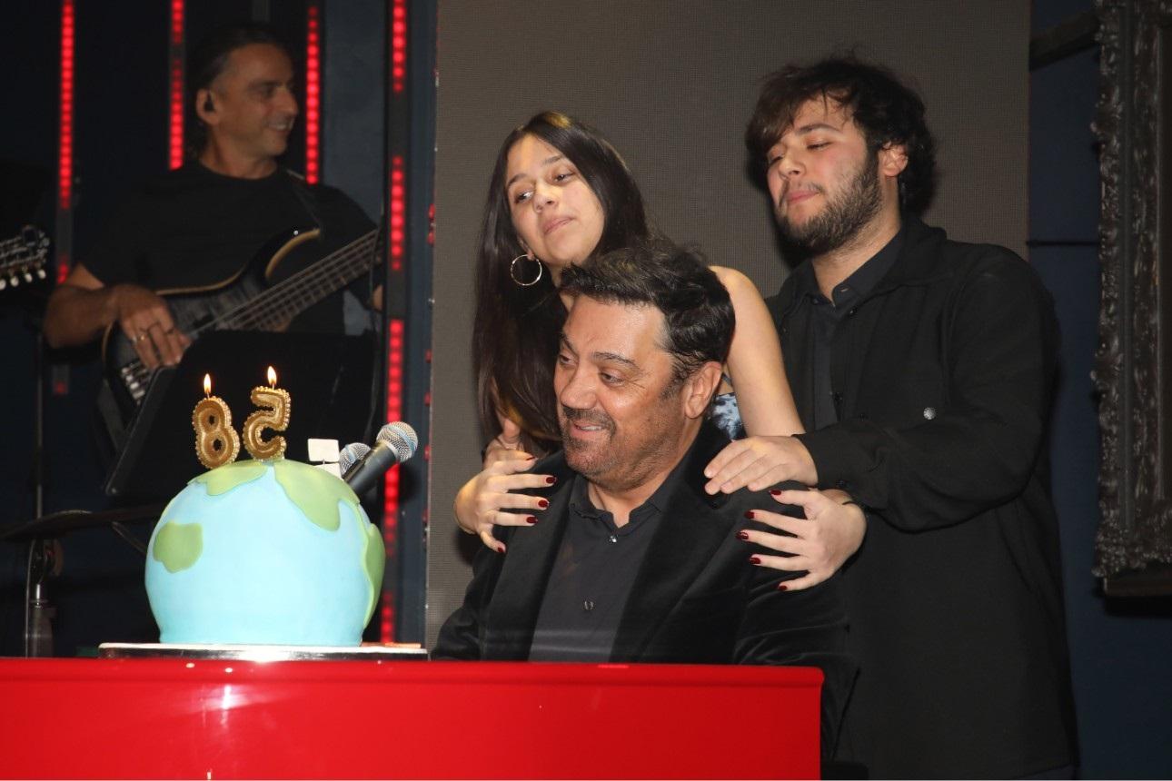 Ο Γιώργος Θεοφάνους με τα παιδιά του/ NDP Photo Agency