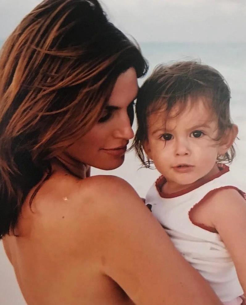 Η Σίντυ Κρόφορντ αγκαλιά με την κόρη της, Kaia Gerber/ Φωτογραφία: IG @cindycrawford