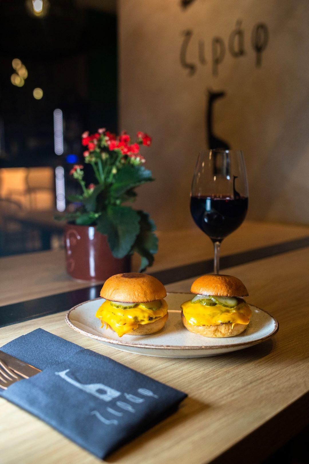 Λαχραριστά mini burgers μαζί με ένα ποτήρι κόκκινο κρασί