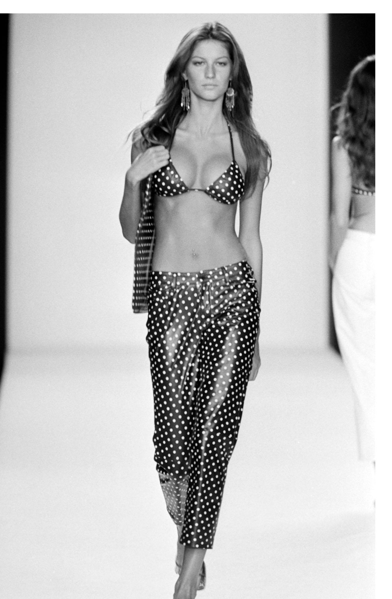 H Ζιζέλ στην πασαρέλα του οίκου μόδας Ralph Lauren το 2000, Getty Image