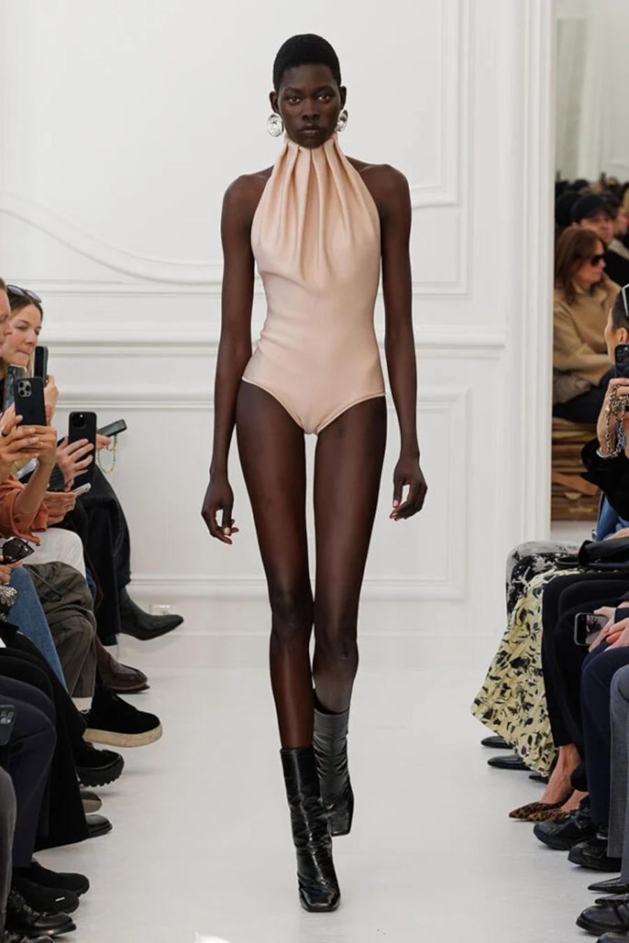 Από την επίδειξη της συλλογής Άνοιξη 2025 του Givenchy/ Φωτογραφία: Alexander McQueen