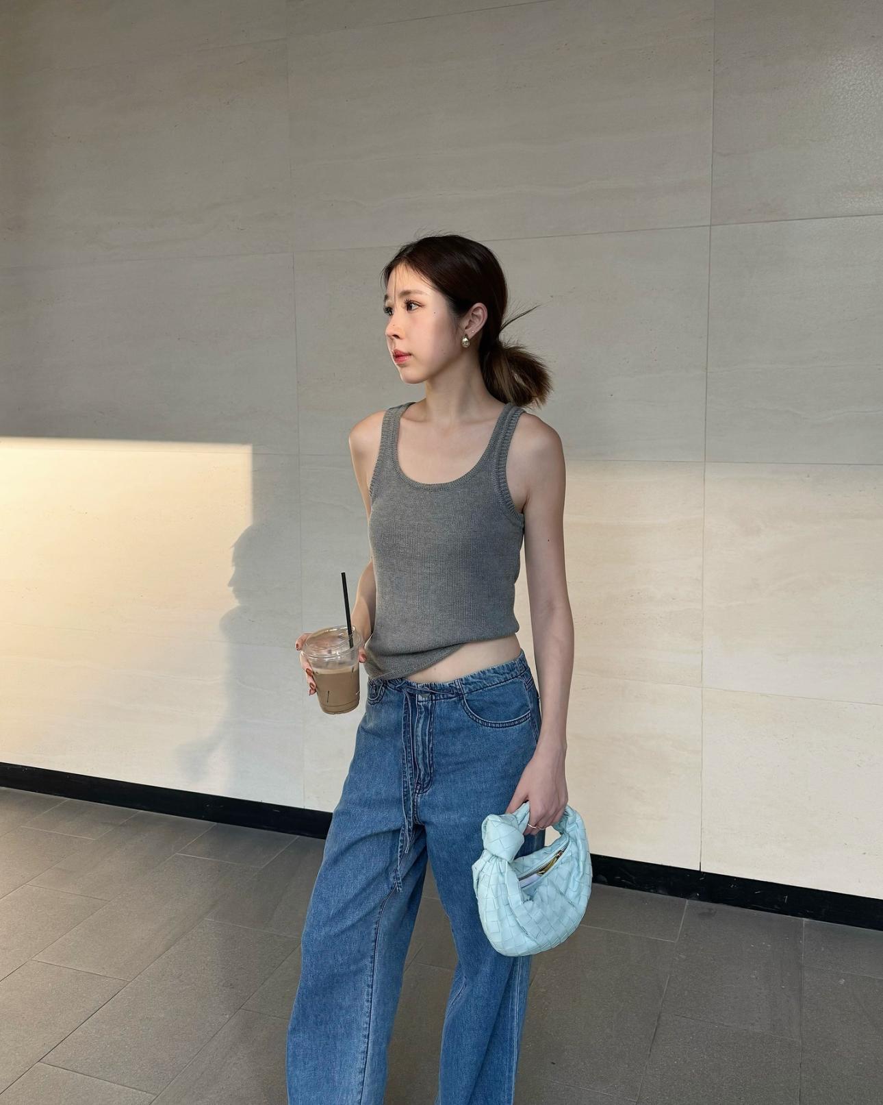 Tank top/Φωτογραφία: Instagram.greyscale_studio