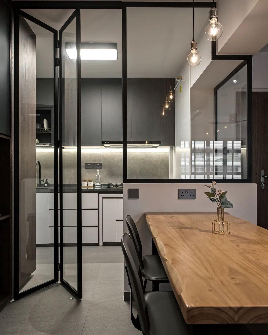 Γυάλινα διαχωριστικά προσφέρουν κομψή οριοθέτηση των χώρων χωρίς οπτικό αποκλεισμό/ Φωτογραφία: Instagram/ @indoorart  