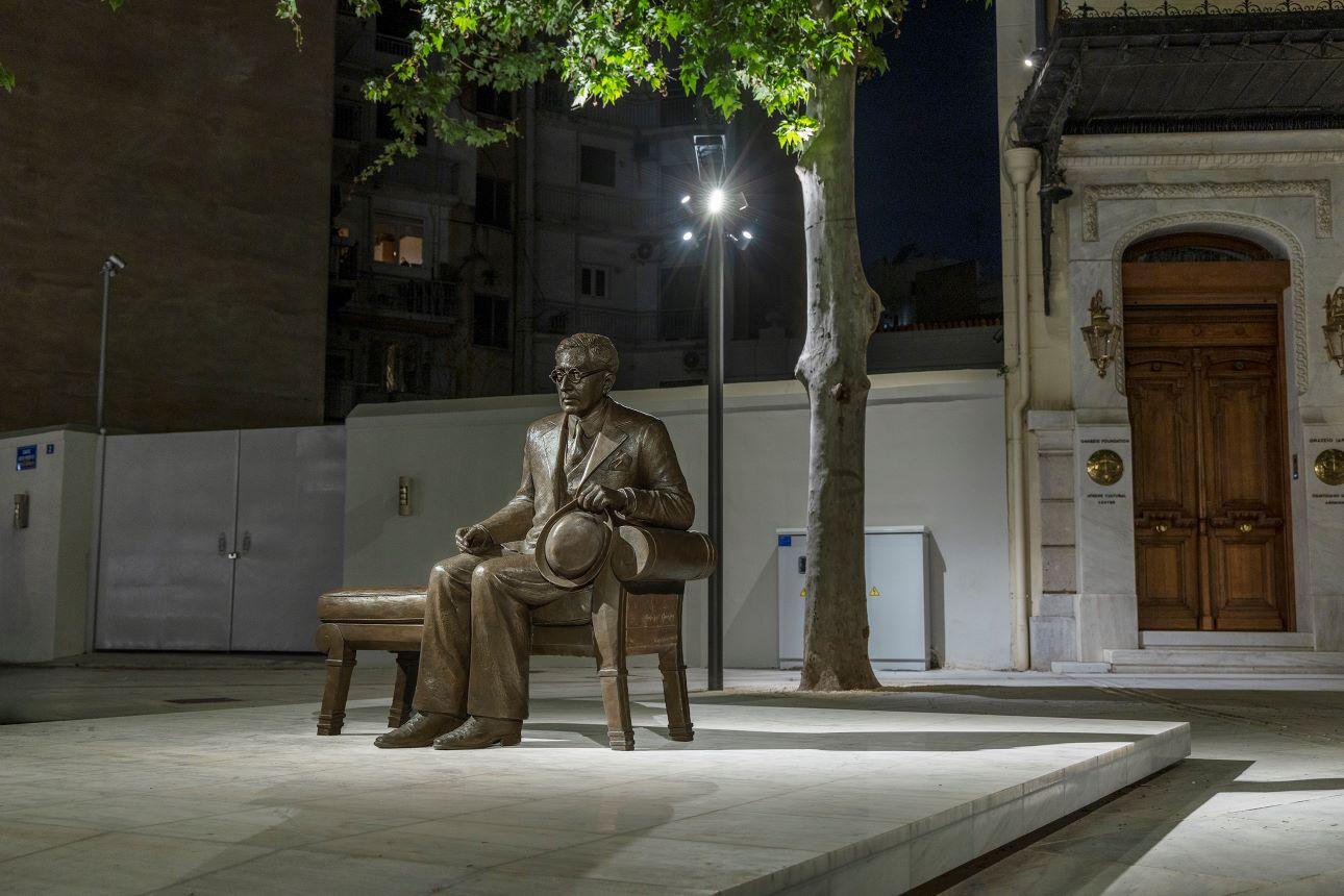 Το γλυπτό του Κ.Π. Καβάφη φιλοτεχνημένο από τον Πραξιτέλη Τζανουλίνο/ Φωτογραφία: Στέλιος Τζέτζιας  