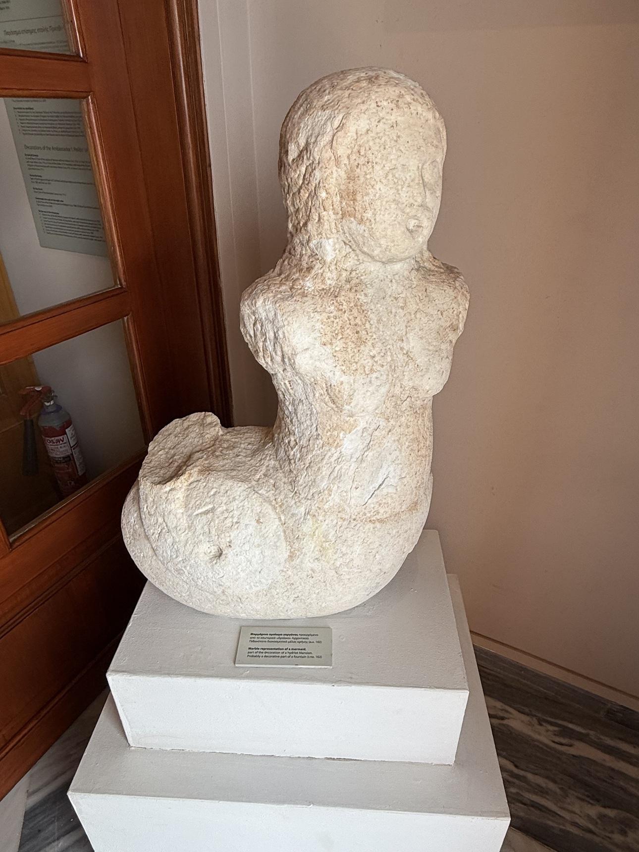 H γοργόνα με την κομμένη ουρά, το πρώτο ερέθισμα της έκθεσης.