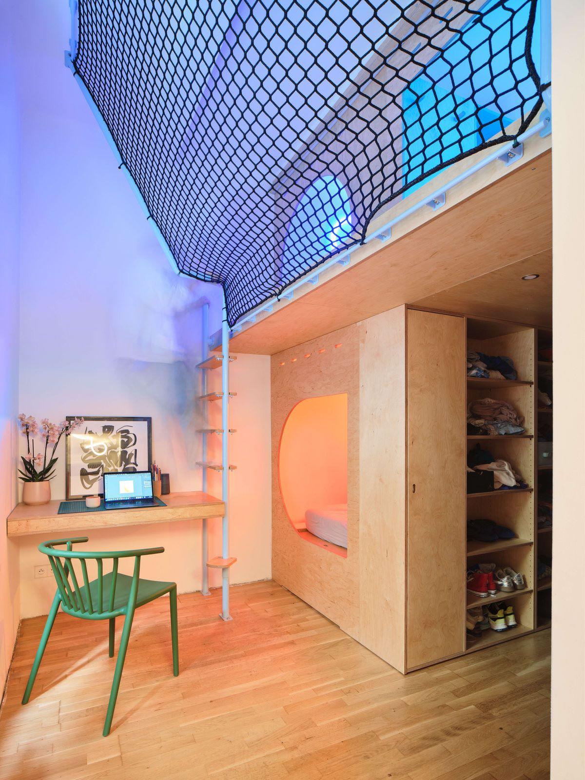 Κάθε μέλος της οικογένειας έφερε μόνο δύο κουτιά αντικειμένων. γεγονός που λειτούργησε ως βάση για μια νέα νοοτροπία λιτότητας και οργάνωσης/ Φωτογραφία: hurá studio  